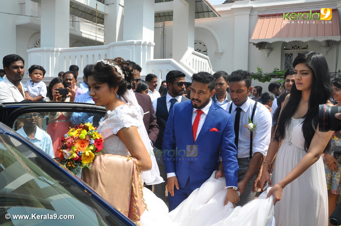 Comedian abish mathew archana kavi wedding photos 01490 - Kerala9.com1300 x 864