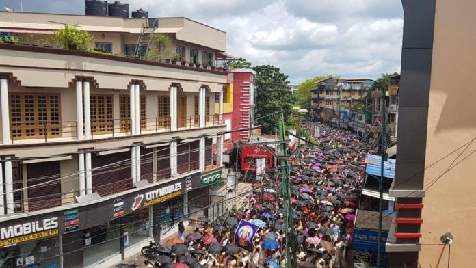 Hundreds of Ayyappa devotees block roads in kerala -10