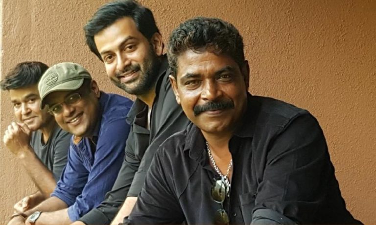 ഒടിയന്‍റെ ലൊക്കേഷനിൽ ലൂസിഫർ
