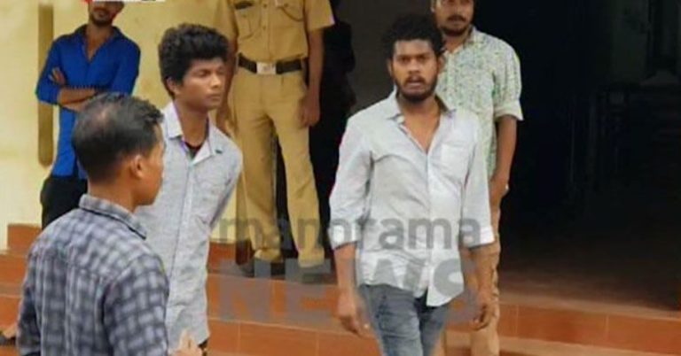 വ​രാ​പ്പു​ഴ വീ​ടാ​ക്ര​മിച്ച കേസിൽ മൂ​ന്ന് പ്ര​തി​ക​ൾ കീ​ഴ​ട​ങ്ങി