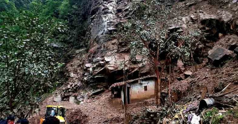 കോഴിക്കോട്ടും വയനാട്ടിലും മലപ്പുറത്തും ഉരുൾപൊട്ടൽ