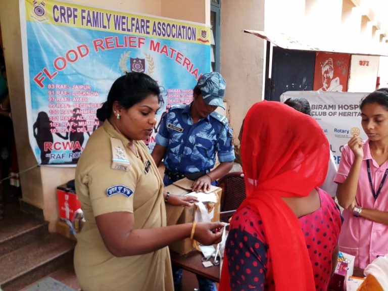 പ്രളയമേഖലയില്‍ രക്ഷാപ്രവര്‍ത്തനം തുടരുന്നു; ഭക്ഷ്യവസ്തുക്കളും അവശ്യമരുന്നുകളും എത്തിച്ചു