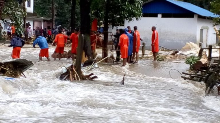 എട്ട് ജില്ലകളിൽ റെഡ് അലര്‍ട്ട് പ്രഖ്യാപിച്ചു