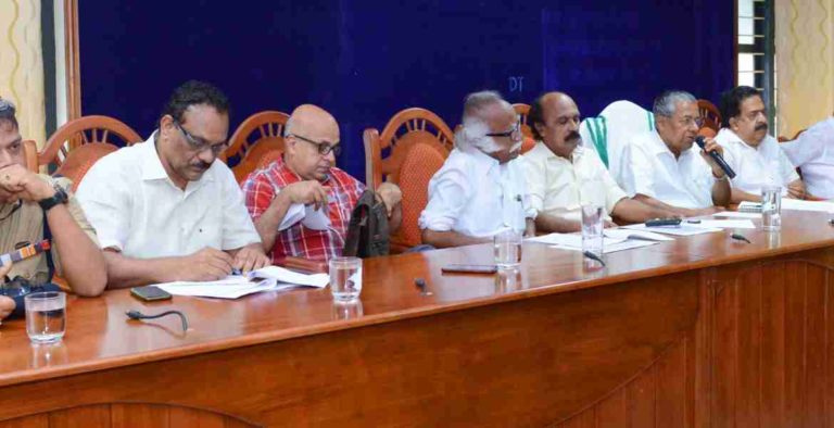 ഭുമിയും വീടും നഷ്ടപ്പെട്ടവര്‍ക്ക് പത്ത് ലക്ഷം രൂപ നല്‍കും : മുഖ്യമന്ത്രി