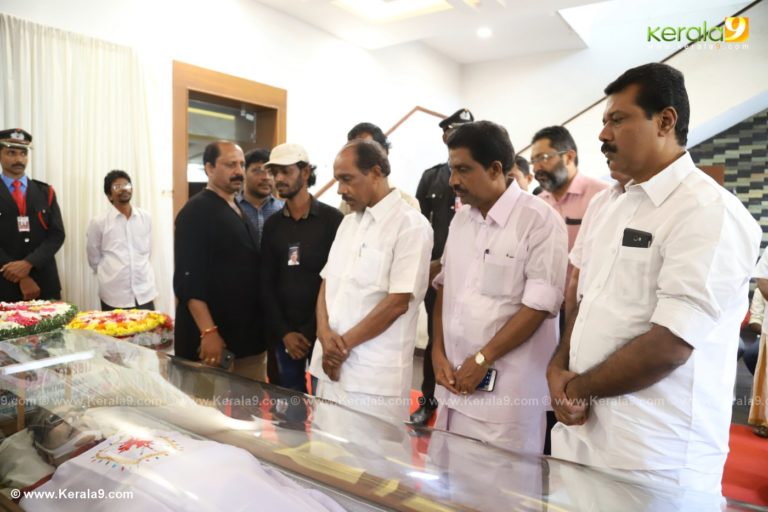 ക്യാപ്റ്റൻ രാജുവിന് ആദരാഞ്ജലികൾ അർപ്പിച്ച് പ്രമുഖർ ; ചിത്രങ്ങൾ കാണാം