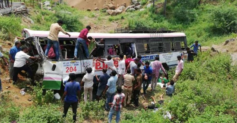 തെലങ്കാനയിൽ ബസ് മറിഞ്ഞ് ആറു കുട്ടികള്‍‌ ഉള്‍പ്പെടെ 30 മരണം