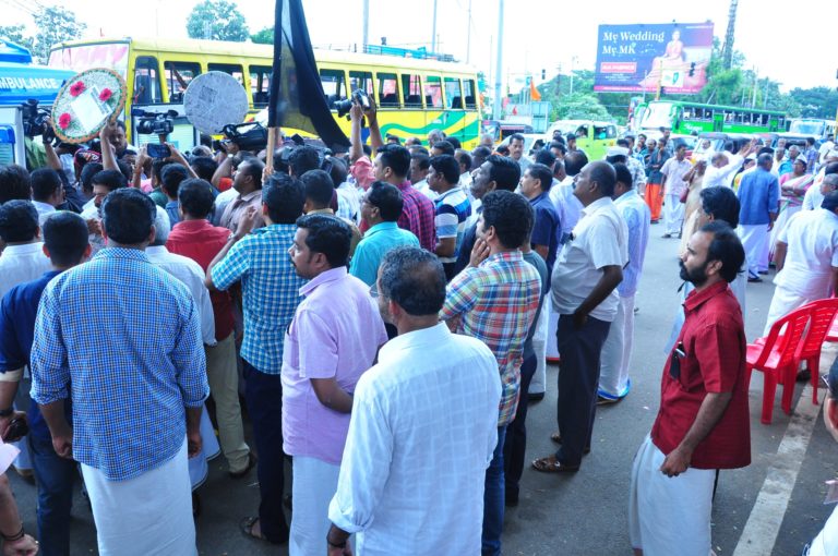 ആത്‍മഹത്യ ചെയ്ത യുവ കശുവണ്ടി വ്യവസായിയുടെ ഭൗതിക ശരീരവുമായി റോഡ് ഉപരോധിച്ചു