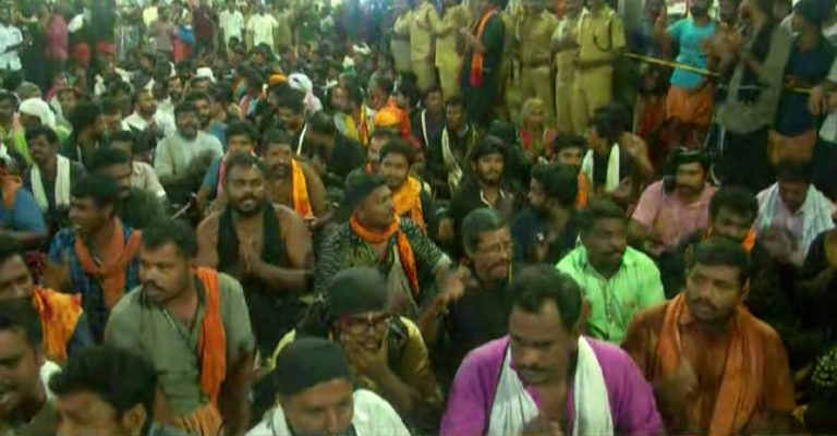 സന്നിധാനത്ത് നിന്ന് നൂറുകണക്കിന് ഭക്തരെ പോലീസ് അറസ്റ്റ് ചെയ്തു