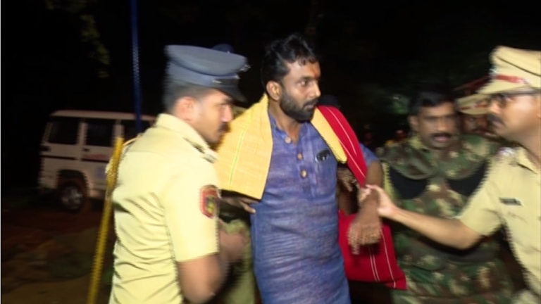 ശബരിമല കർമ്മ സമിതിയുടെയും ഹിന്ദു ഐക്യവേദിയുടെയും നേതാക്കളെ പോലീസ് അറസ്റ്റ് ചെയ്തു തുടങ്ങി