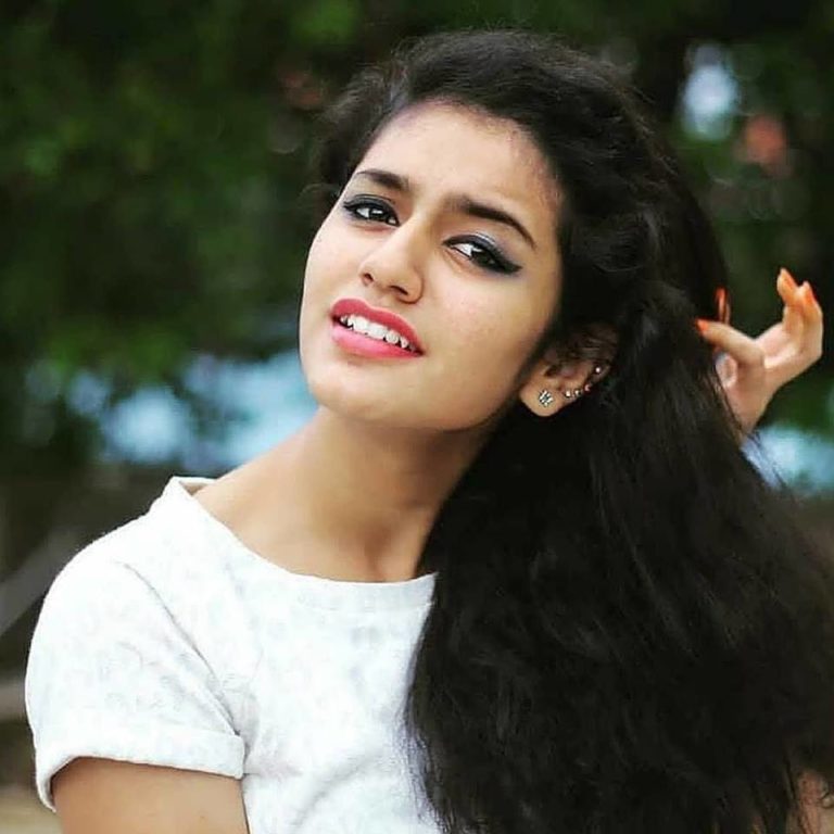ഗ്ലാമറസായി പ്രിയ വാര്യർ