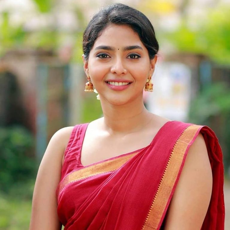 തന്നെ കെട്ടാമോ എന്ന് ചോദിച്ച ആരാധകന് കിടിലൻ മറുപടിയുമായി ഐശ്വര്യ ലക്ഷ്മി