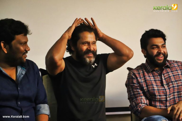 കദാരം കൊണ്ടാൻ പ്രസ് മീറ്റ് തമാശകൾ പറഞ്ഞു വിക്രം  ; വീഡിയോ കാണാം