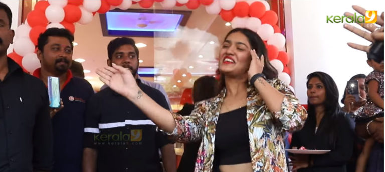 ഉദ്‌ഘാടനവേദിയിൽ ഡാൻസ് കളിച്ച്  സാനിയ ; ആവേശത്തോടെ ആരാധകർ  വീഡിയോ കാണാം