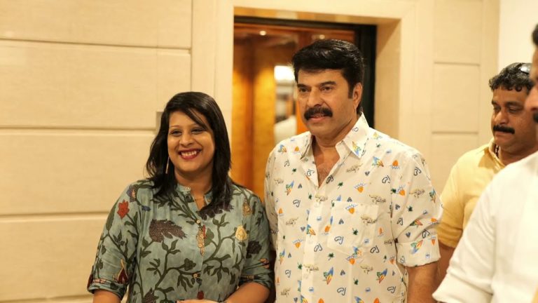 സ്റ്റാൻഡ് അപ്പ് ഓഡിയോ ലോഞ്ചിൽ  മമ്മൂട്ടി ഒപ്പം പിഷാരടിയും വീഡിയോ