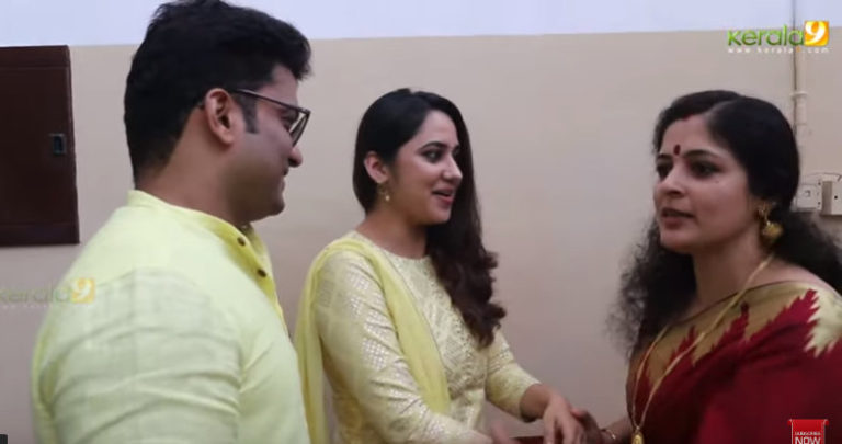 ഒരേ കളർ ഡ്രെസ്സിൽ തിളങ്ങി മിയയും മണികുട്ടനും