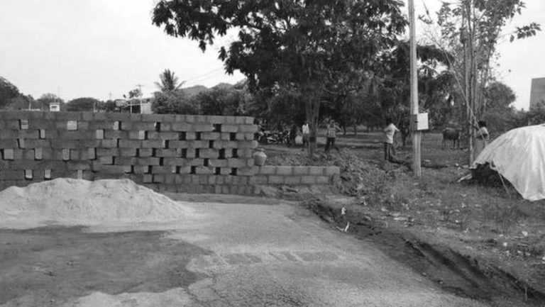 തമിഴ്നാട് ആന്ധ്രയിലേക്കുള്ള റോഡ് മതില്‍ കെട്ടിയടച്ചു