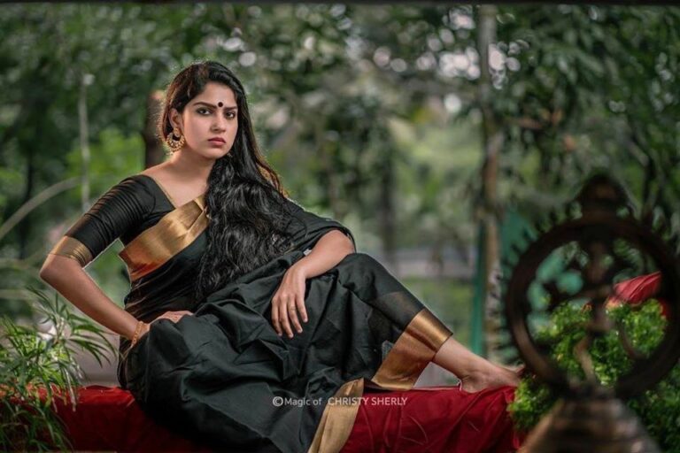 കറുപ്പ് സാരിയിൽ കട്ട കലിപ്പിൽ സ്വാസിക