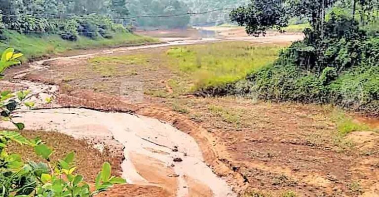 ഇടുക്കി വീണ്ടും ഭൂമി വിണ്ടുകീറുന്നു