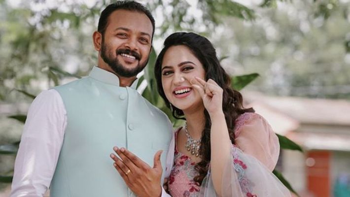പിങ്ക് ലെഹങ്കയില്‍ സുന്ദരിയായി മിയ; മനസമ്മതം കഴിഞ്ഞു