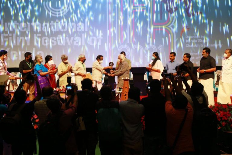 കേരള അന്താരാഷ്ട്ര ചലച്ചിത്ര മേളയ്ക്ക് തിരിതെളിഞ്ഞു