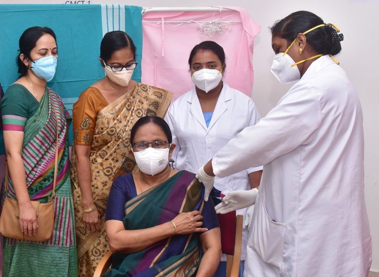ആരോഗ്യമന്ത്രി കോവിഡ് വാക്‌സിന്‍ സ്വീകരിച്ചു