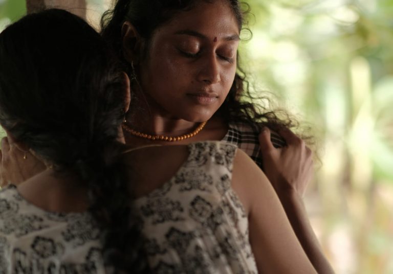 ലെസ്ബിയൻ പ്രണയവുമായി ‘ഹോളി വൂണ്ട്’; ആഗസ്റ്റ് 12 മുതൽ എസ്എസ് ഫ്രെയിംസ് ഒ.ടി.ടി യിലൂടെ പ്രദർശനത്തിനെത്തും