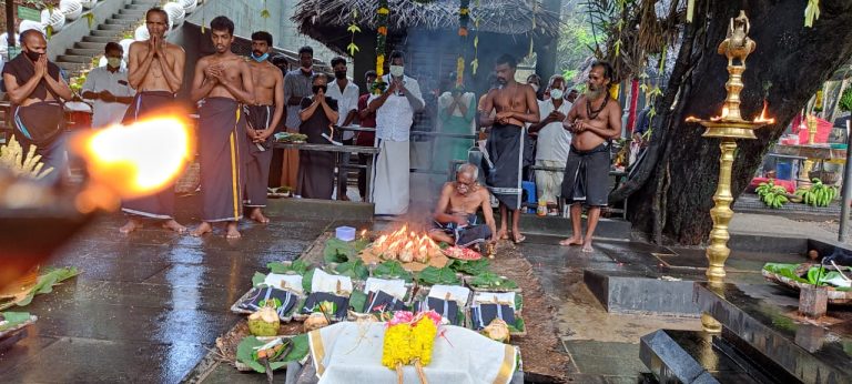 മനവിളക്ക് തെളിയിച്ചു മല വിളിച്ചു ചൊല്ലി :കല്ലേലി കാവിലെ മണ്ഡല മകര വിളക്ക് മഹോത്സവത്തിന് തുടക്കം കുറിച്ചു