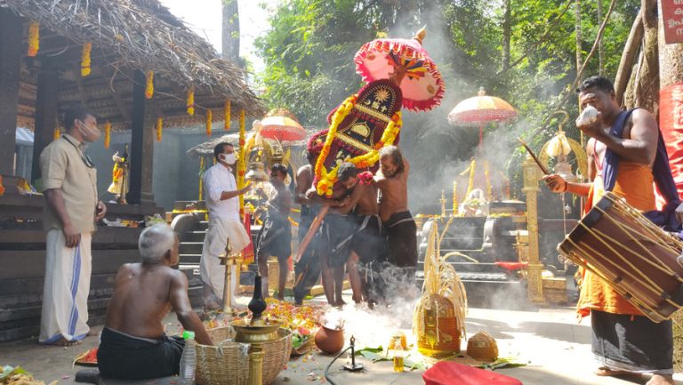 മല വിളിച്ചു : കല്ലേലി കാവില്‍ 999 മലക്കൊടി എഴുന്നള്ളിച്ചു