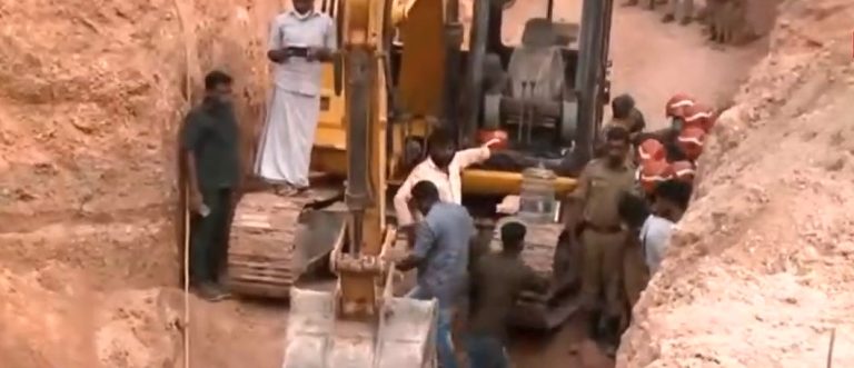 കളമശ്ശേരിയിൽ നിർമാണത്തിനിടെ മണ്ണിടിഞ്ഞു