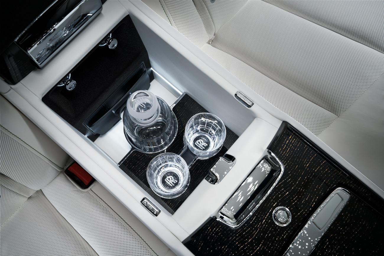 P90462837 lowRes rolls royce phantom