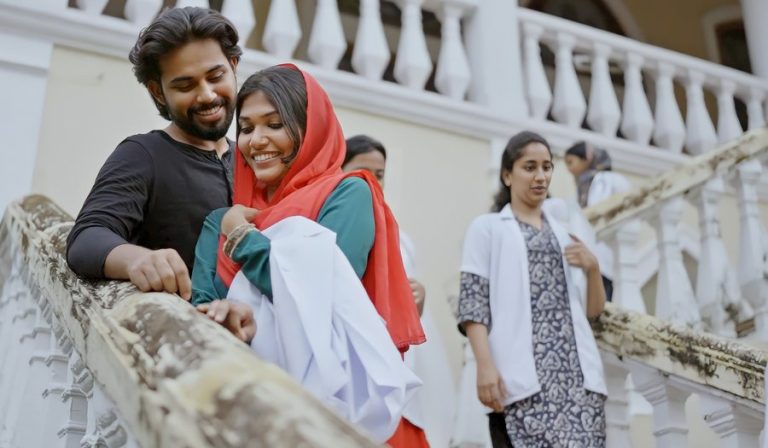 ഒറിജിനലിനെ വെല്ലുന്ന പുനരാവിഷ്കാരം: വീണ്ടും ആസ്വാദക ഹൃദയങ്ങള്‍ കവരാന്‍  ‘ജനുവരിയിൽ യുവലഹരിയിൽ‍’ ഗാനം