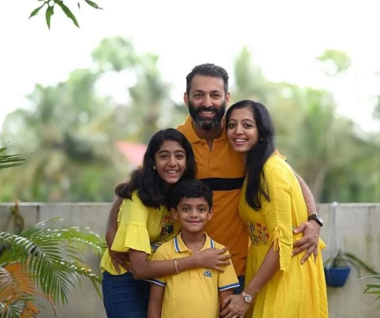 നാട്ടിലെത്തിയ നടി ഗോപികയുടെ ചിത്രങ്ങൾ പങ്കുവെച്ച് സഹോദരി