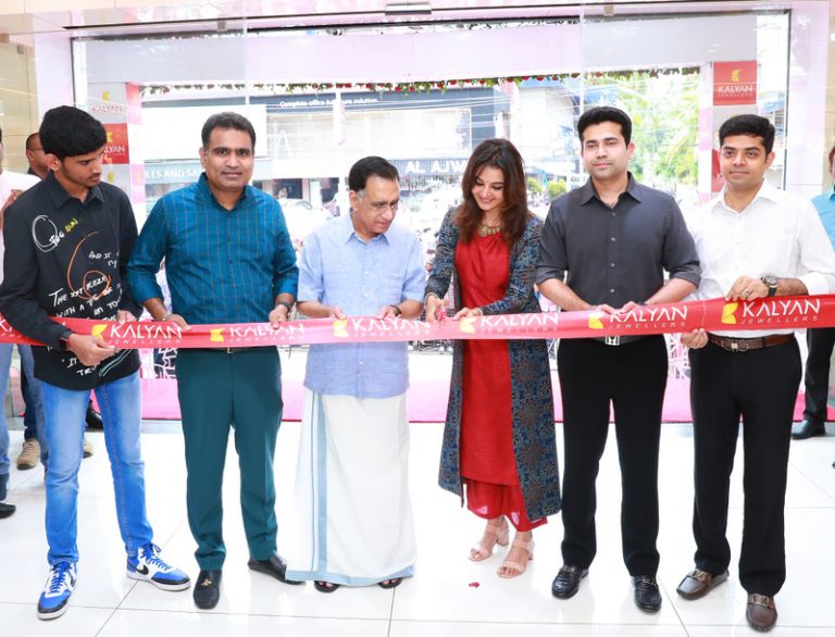 കോഴിക്കോട് മാവൂര്‍ റോഡിലെ കല്യാണ്‍ ജൂവലേഴ്സിന്‍റെ പുതിയ ഷോറൂം ബ്രാന്‍ഡ് അംബാസിഡര്‍ മഞ്ജു വാര്യര്‍ ഉദ്ഘാടനം ചെയ്തു