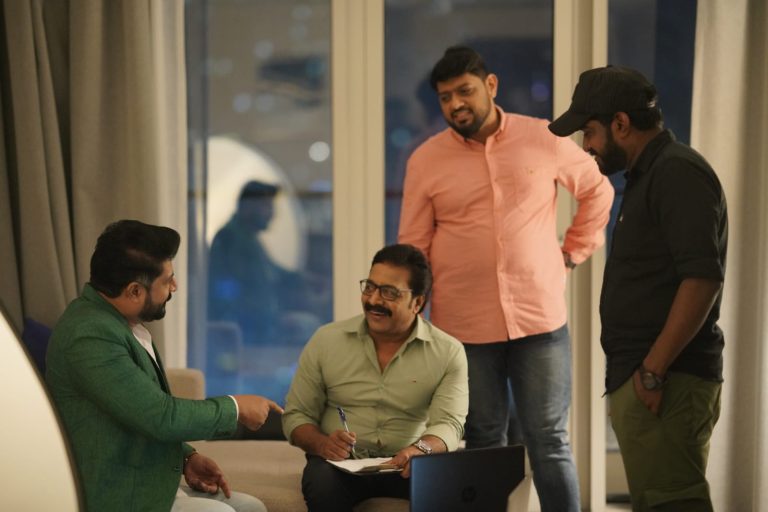 പ്രേക്ഷക പ്രീതി നേടുന്ന പ്രവാസി ഡ്രൈവറുടെ കഥ പറയുന്ന “ടു മെൻ” എന്ന ചിത്രത്തിലൂടെ പ്രശസ്തനാകുന്ന കലാ സംവിധായൻ ജോയൽ ജോർജ്