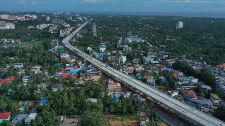 കഴക്കൂട്ടം എലിവേറ്റഡ് ഹൈവേ ഔദ്യോഗിക ഉദ്ഘാടനമില്ലാതെ ജനങ്ങൾക്കായി തുറന്നു നൽകി; ഔദ്യോഗിക ഉദ്ഘാടനം പിന്നീട് നടത്തുമെന്ന് പ്രോജക്ട് എൻജിനീയർ