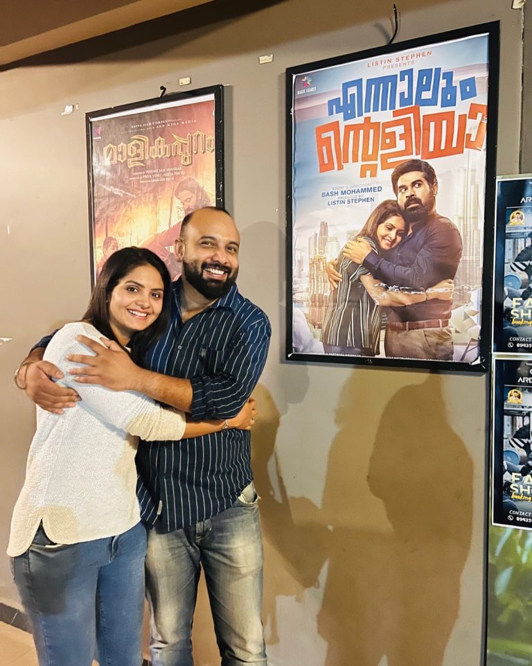 റീൽ vs റിയൽ എന്ന അടിക്കുറിപ്പോടെയാണ് ഭർത്താവിനോടൊപ്പമുള്ള ഗായത്രിയുടെ ചിത്രങ്ങൾ