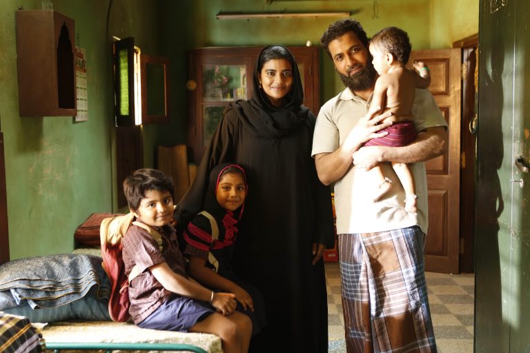 മതത്തിന് എതിരല്ലാ ഫർഹാന.അപവാദങ്ങൾ പ്രചരിപ്പിക്കരുതെന്ന് മുസ്ലിം സഹോദരങ്ങളോട് സംവിധായകൻ്റെ അഭ്യർഥന!