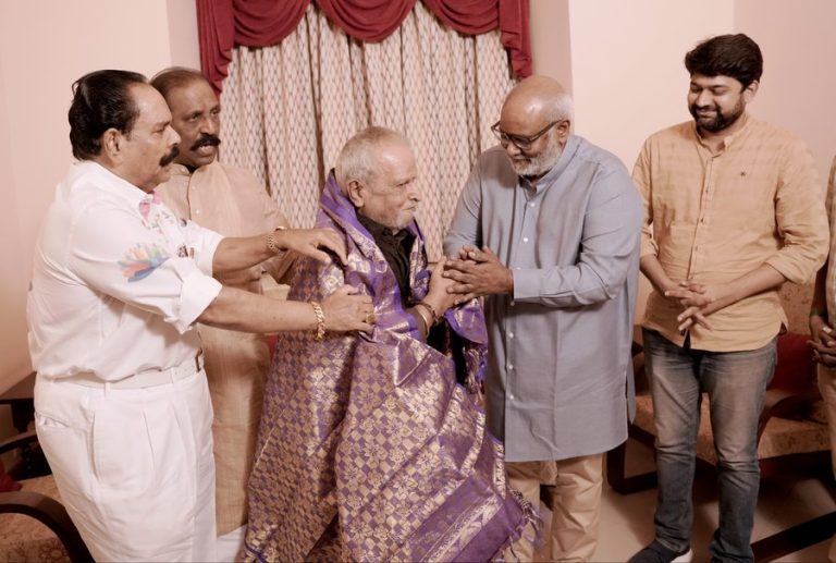 ആദരിക്കാൻ എത്തിയ ജയചന്ദ്രനെ ആദരിച്ച ഓസ്കാർ ജേതാവ് കീരവാണി