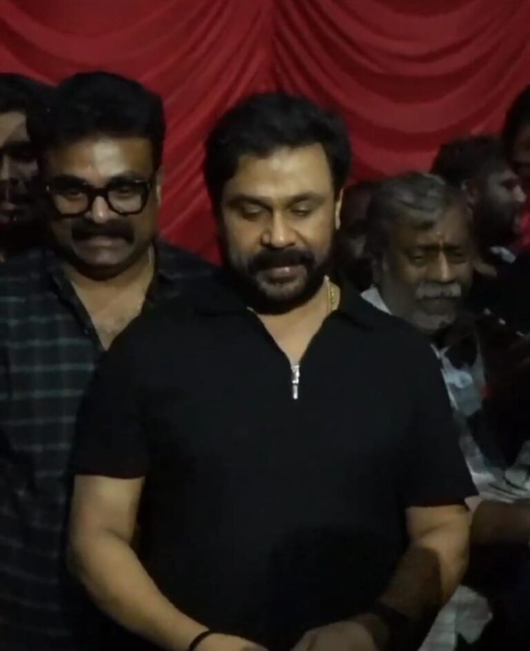 തൃശ്ശൂർ രാഗം തീയേറ്ററിനെ ജനസാഗരമാക്കി ജനപ്രിയ നായകൻ..! ബാന്ദ്രയുടെ വിജയം പ്രേക്ഷകർക്കൊപ്പം ആഘോഷിച്ച് ദിലീപ്