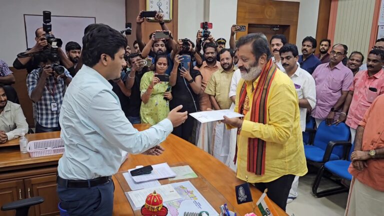 വലിയ രാഷ്ട്രീയ പാരമ്പര്യമുള്ള കുടുംബത്തിലെ ആളാണ്, അങ്ങനെ ചെയ്യരുത്; മുരീളധരനെ വേട്ടയാടരുതെന്ന് സുരേഷ് ​ഗോപി