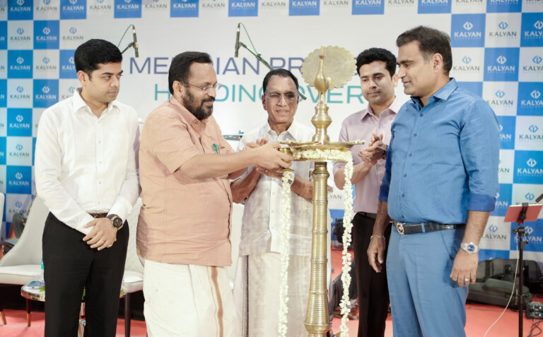 കല്യാണ്‍ ഡവലപ്പേഴ്‌സിന്‍റെ 12-മത് പദ്ധതിയായ തൃശൂർ കല്യാണ്‍ മെരിഡിയന്‍റെ താക്കോല്‍ കൈമാറി