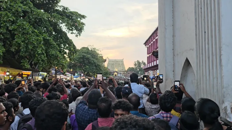 ശ്രീ പദ്മനാഭ സ്വാമി ക്ഷേത്ര ഗോപുരത്തിലെ അപൂർവ്വ കാഴ്ച്ച കാണാനാവാതെ മടങ്ങി ഭക്തർ