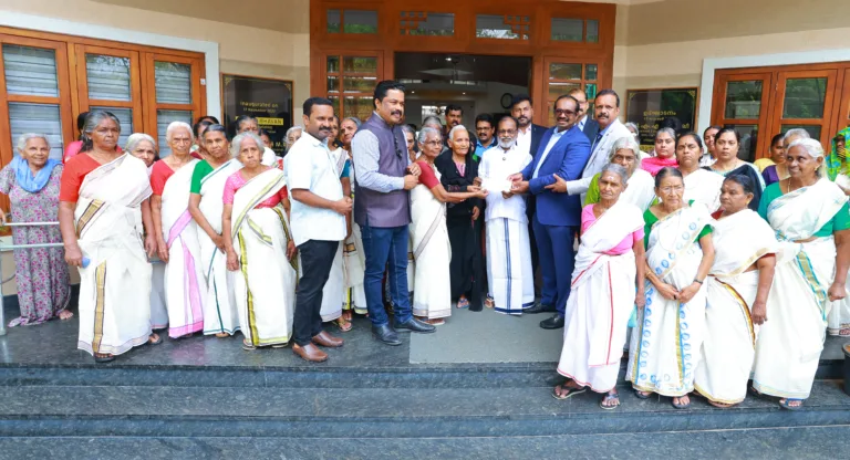 ഗാന്ധിഭവന് വീണ്ടും യൂസഫലിയുടെ റംസാന്‍ സമ്മാനം, അമ്മമാരുടെയും അച്ഛന്മാരുടെയും ക്ഷേമത്തിന് ഒരു കോടി കൈമാറി