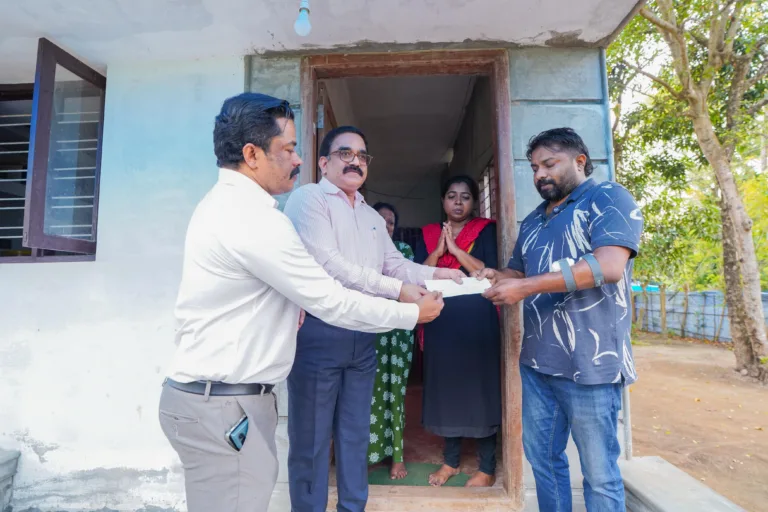 സന്ദീപിന്റെ ജീവിതദുരിതം എം.എ.യൂസഫലി കണ്ടു; വൃക്ക മാറ്റിവയ്ക്കൽ ചികിത്സയ്ക്കായി 10 ലക്ഷം കൈമാറി