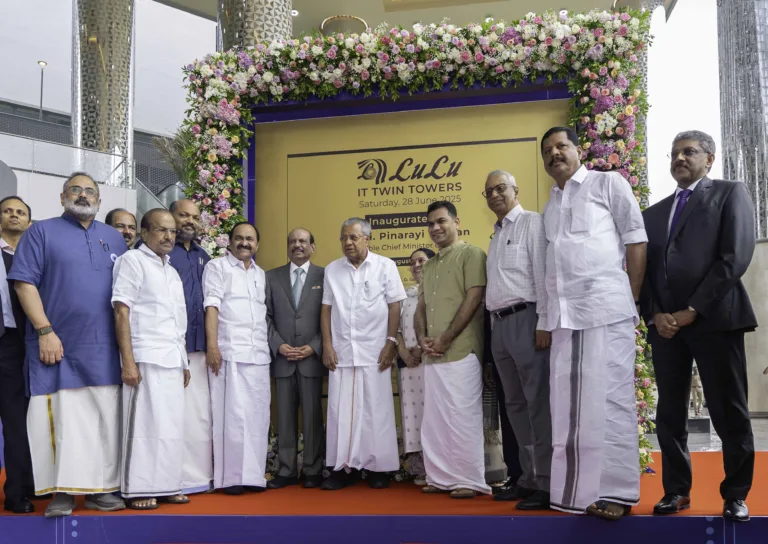 കേരളത്തിന്റെ ഐടി മേഖലയ്ക്ക് ആ​ഗോള പ്രതിച്ഛായ സമ്മാനിച്ച് ലുലു ഐടി ട്വിൻ ടവർ പ്രവർത്തനം ആരംഭിച്ചു; മുഖ്യമന്ത്രി പിണറായി വിജയൻ ഉദ്ഘാടനം നിർവ്വഹിച്ചു