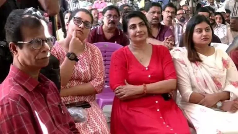 സെൻസർ ബോർഡ് നിർദേശത്തിനെതിരെ പ്രതിഷേധം; തലസ്ഥാനത്ത് സിനിമാ പ്രവർത്തകർ തെരുവിലിറങ്ങി