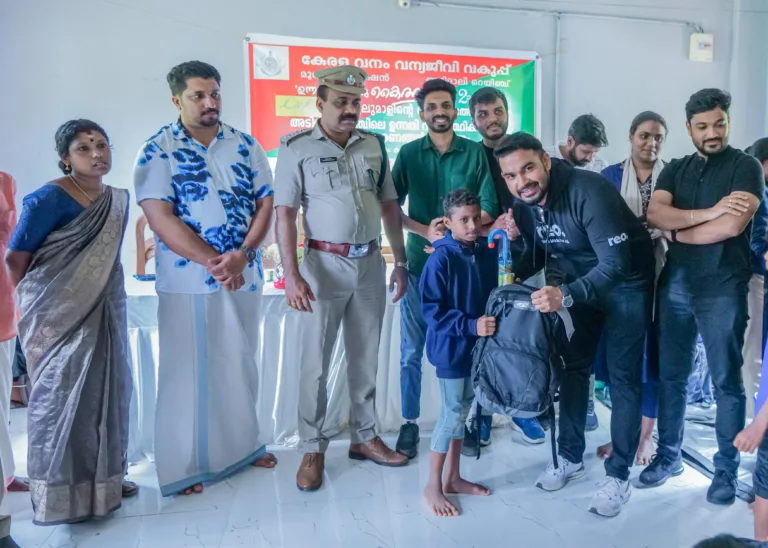 അടിമാലി ആദിവാസി ഉന്നതിയിലെ കുരുന്നുകള്‍ക്ക് പഠനസഹായവുമായികൊച്ചി ലുലു മാള്‍; പഠനസഹായകിറ്റ് കൈമാറി