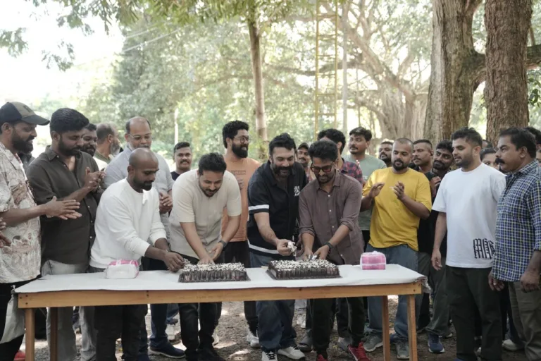 ദുൽഖർ സൽമാൻ്റെ ജന്മദിനം ഷൂട്ടിംഗ് സെറ്റിൽ ആഘോഷിച്ച് ‘ ഐ ആം ഗെയിം’ ടീം
