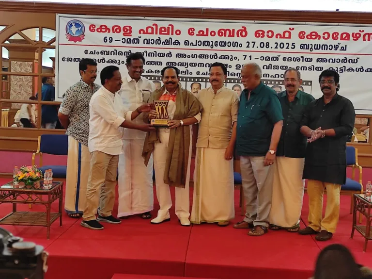 കെ. ടി. കുഞ്ഞുമോനെ ആദരിച്ചു