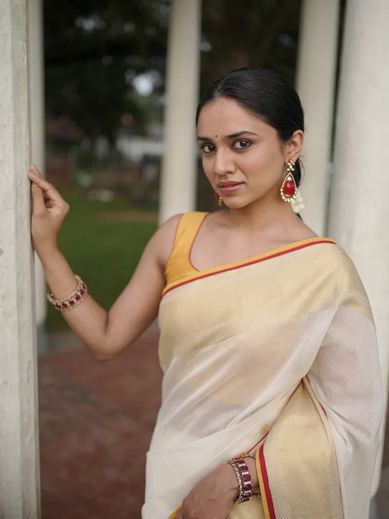 കാവ്യയുടെ ‘ലക്ഷ്യ’യുടെ ഓണം മോഡലായി ഡോ. മീനാക്ഷി ദിലീപ്; ചിത്രങ്ങൾ വൈറൽ